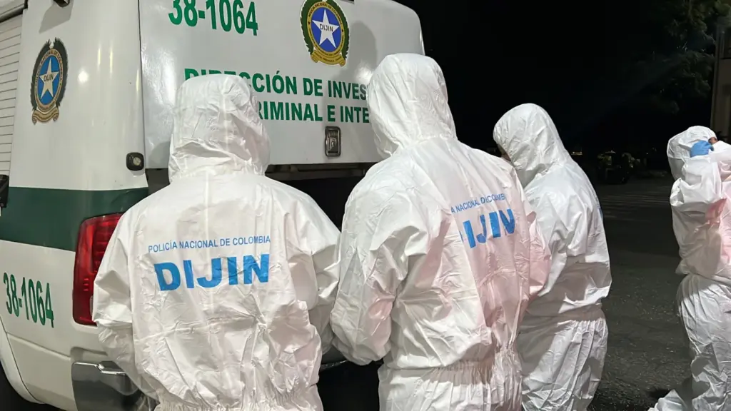 Tras el hallazgo del cadáver, se realizó el levantamiento del cuerpo en la habitación.