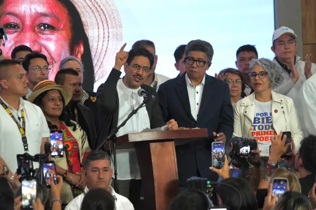 Iván Cepeda with strategist Alberto Cienfuegos.