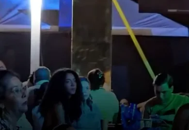 Fue vista en una fiesta, mientras estalla escándalo por esquema de cobros