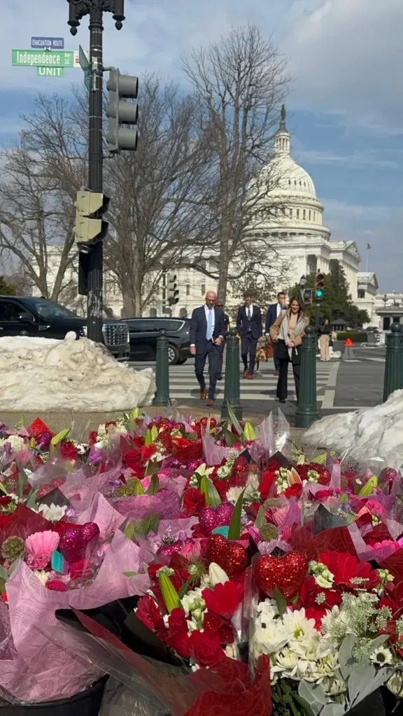 Embajada de Colombia en EE. UU. regala flores a congresistas por el Día de San Valentin, 11 de febrero del 2026