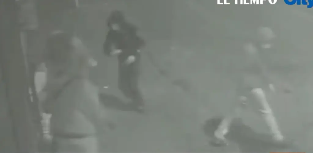 Moment when the criminals hit one of the vehicle's occupants.