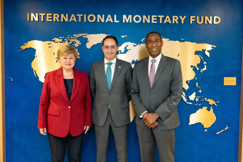 El vicepresidente electo de Colombia, José Manuel Restrepo, en Washington con la directora del FMI, Kristalina Georgieva, y el subdirector gerente, Nigel Clarke