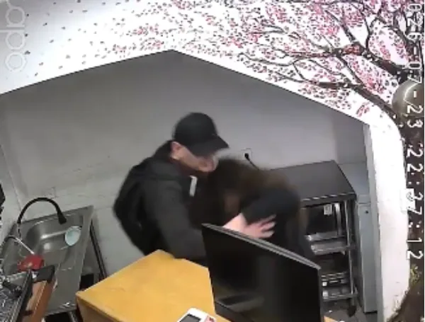 Video captó violenta agresión a mujer dentro de pastelería en el norte de Bogotá
