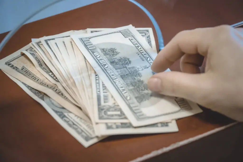 What explains the fall of the dollar in Colombia, how long will this scenario last, and what are the two sides of the impact?