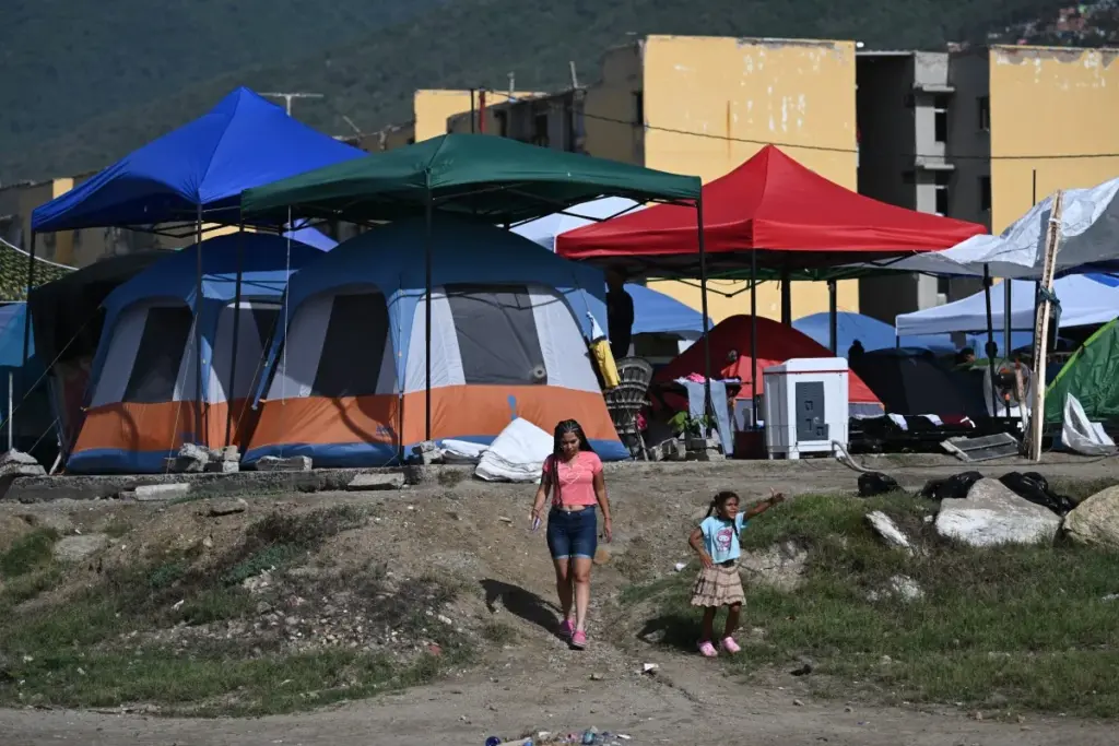 Refugio improvisado para personas desplazadas tras los dos terremotos en Venezuela