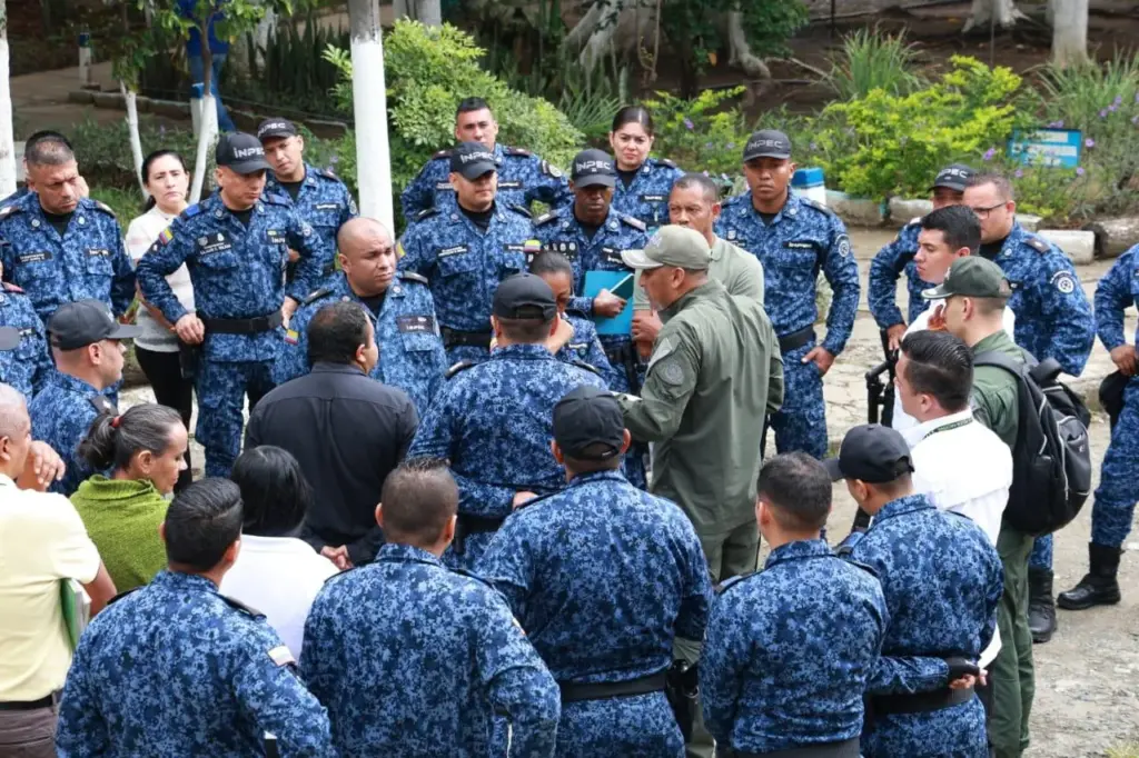 El director del Inpec reunido con dragoneantes.