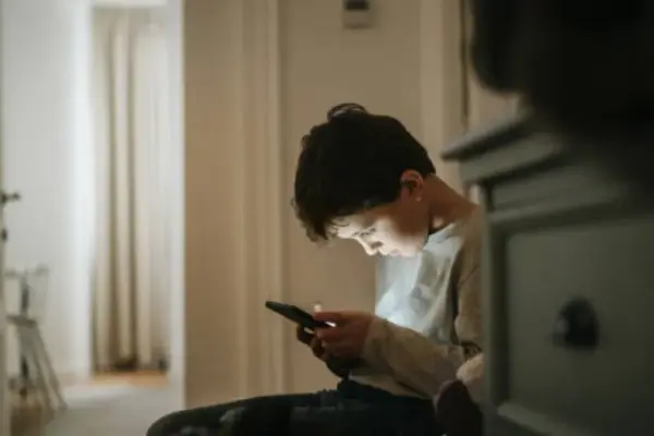 Attention: Government issues decree on child protection online in Colombia with obligations for social networks, schools, and families