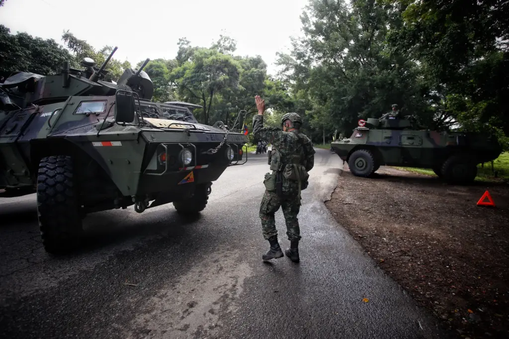 Cali Colombia 13 de junio de 2024
Con carro tanques blindados Ejército y Policía de Colombia, refuerzan la seguridad en el municipio de Jamundí, Valle del Cauca, tras el atentado con una moto bomba el pasado 12 de junio que dejó cuatro civiles y dos policías heridos.
Fotos Santiago Saldarriaga Quintero / EL TIEMPO
@sachisaldarriaga