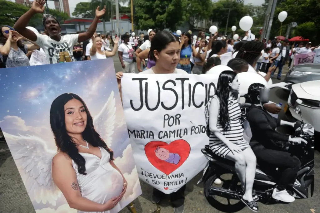 Marcha por María Camila Potosí. Al lado, la víctima en la moto y con la última persona que la habría visto viva.