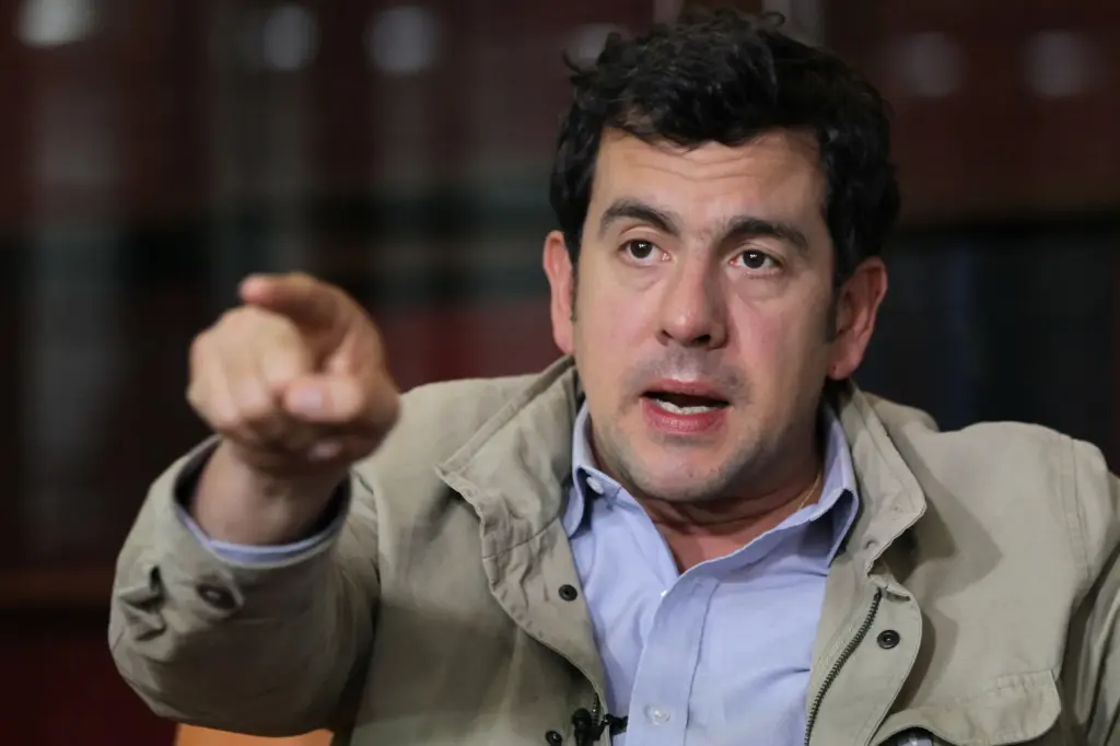 Congress members are interested in keeping their seats, and to achieve this they need to be government supporters, says Rodrigo Lara.