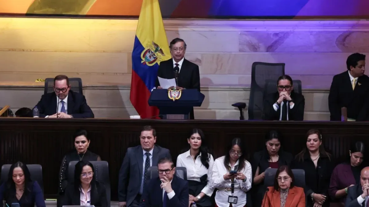 Before the Legislature, Petro denied crisis in security and economy