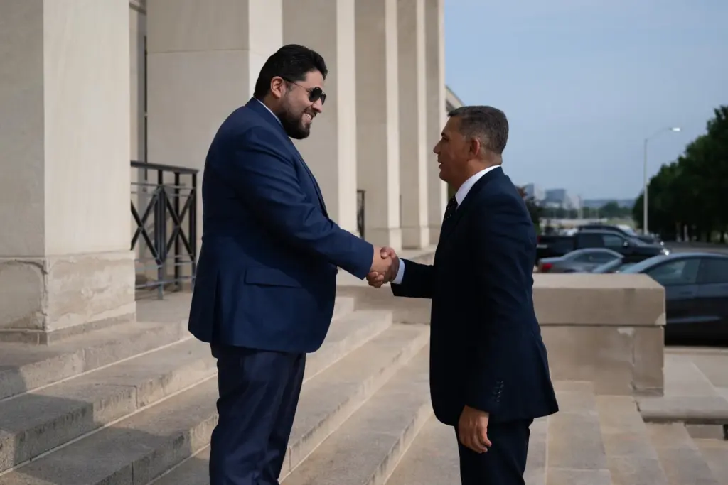 El encuentro del mindefensa designado y Joseph M. Humire.