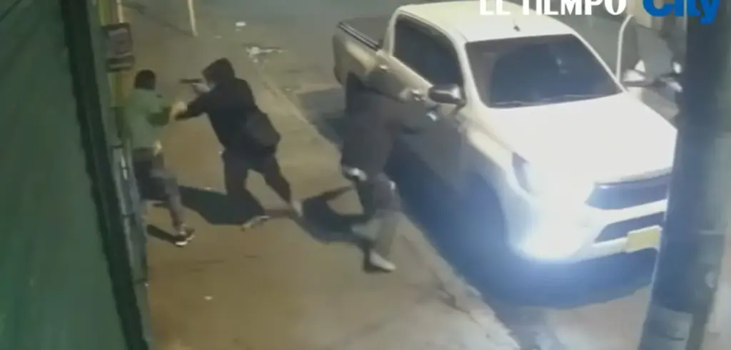 Moment when they try to steal the vehicle and hit one of the pickup truck's occupants.