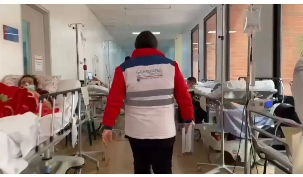 Patients in common hallways in emergency rooms in Bogotá.