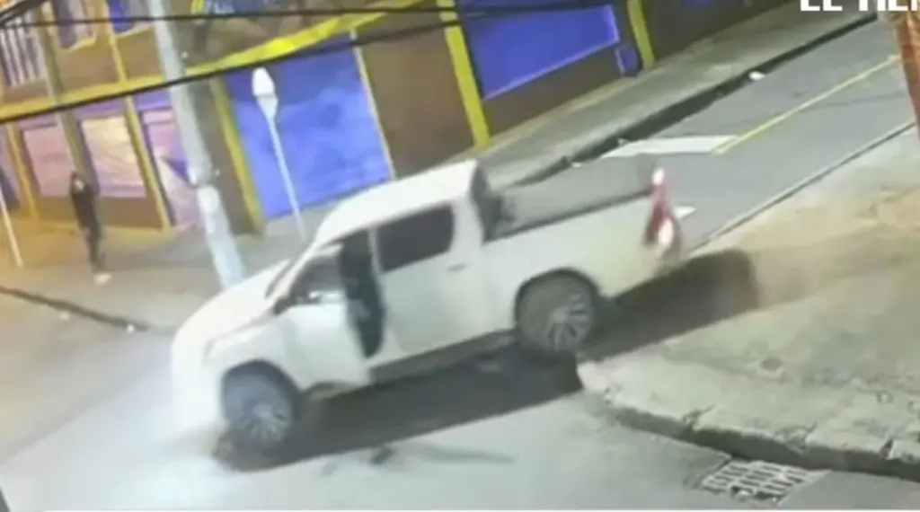 Moment when the driver flees from the criminals.