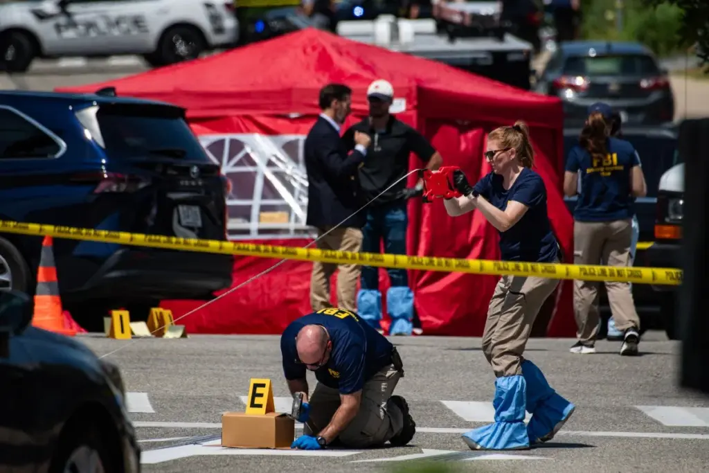 Investigadores del FBI trabajan en el lugar de un presunto tiroteo en el que estuvo involucrado el ICE en Biddeford, Maine, el 13 de julio de 2026