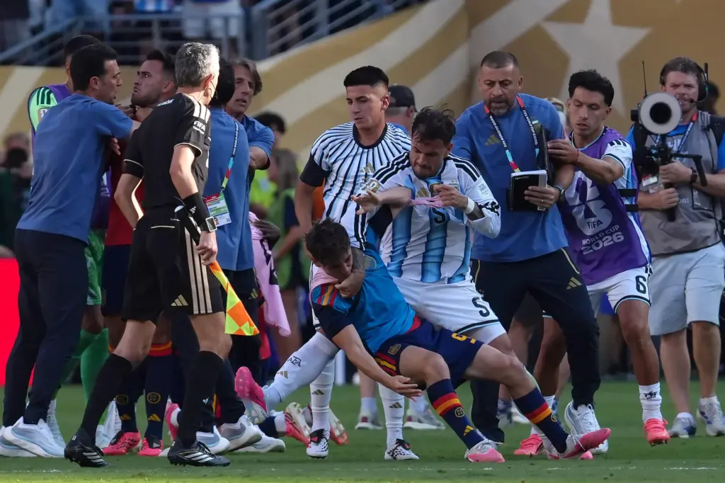 Agresión de Leandro Paredes