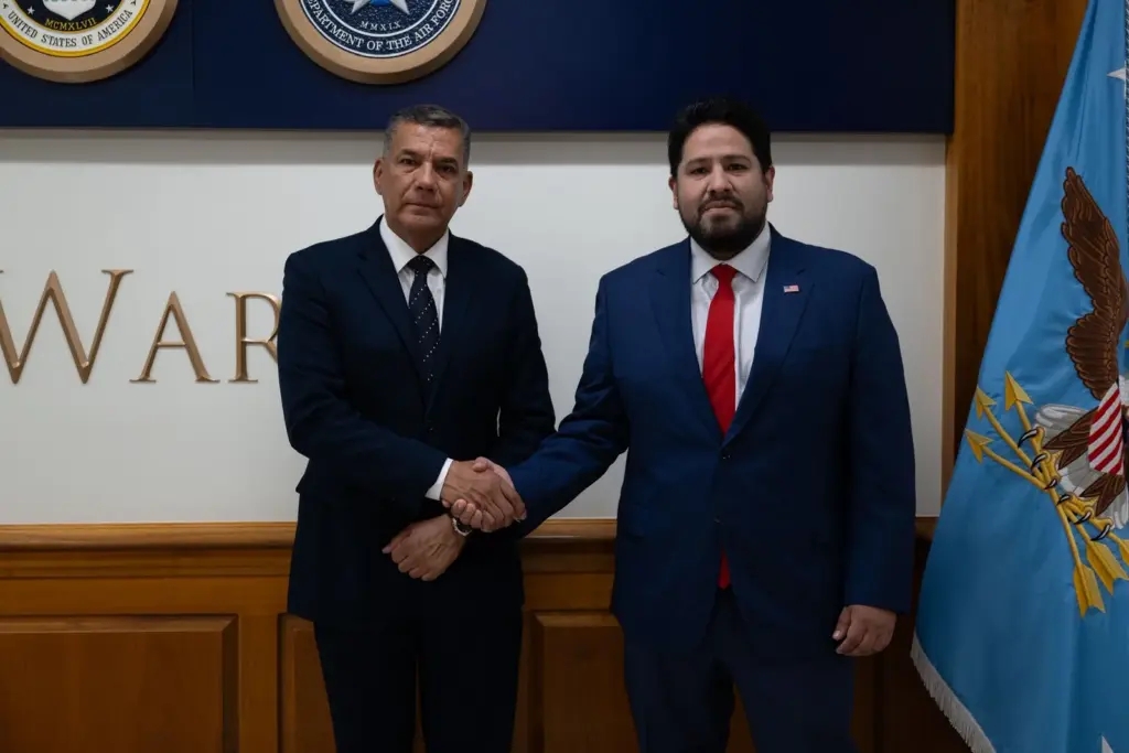 El mindefensa designado, general (r) Jorge Mora junto a Joseph M. Humire, subsecretario adjunto de Guerra para Asuntos de Seguridad de las Américas.