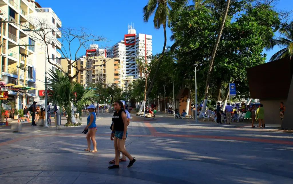 El nuevo malecón tiene espacios amplios y variados para que personas lo disfruten.