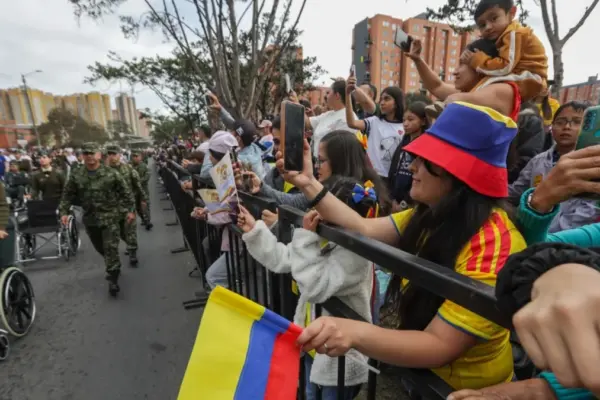 In images | Bogotá experiences the first hours of July 20th with parades, flags, and thousands of attendees