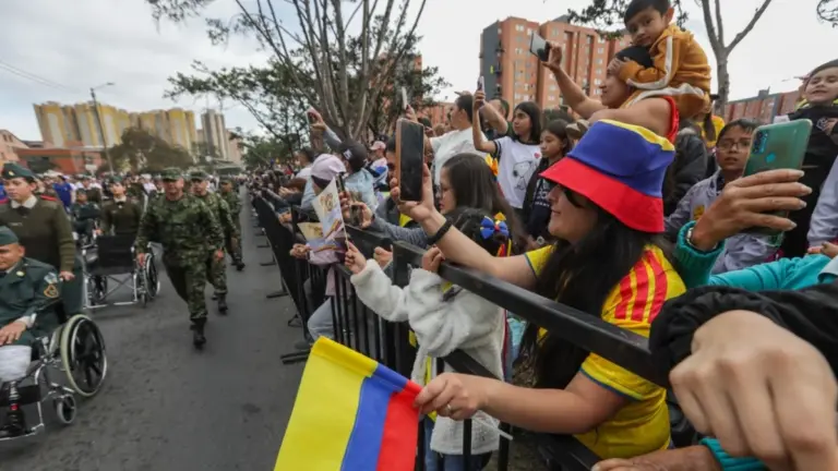 In images | Bogotá experiences the first hours of July 20th with parades, flags, and thousands of attendees