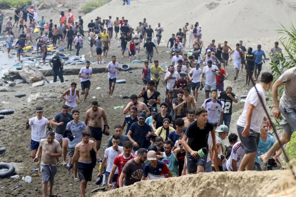 Miles de persona se dirigen a la frontera entre Castillejos (Marruecos) y Ceuta (España).