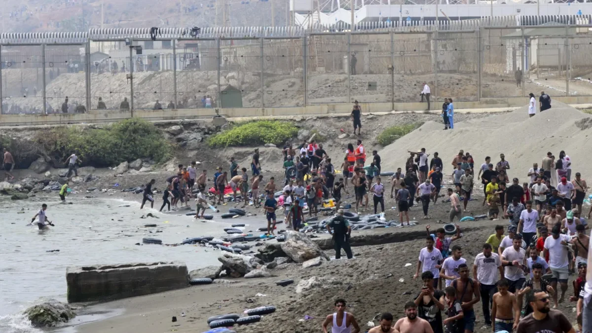 Videos muestran impresionante 'ola humana' de miles de migrantes de Marruecos intentando entrar a España por Ceuta: 'emergencia humanitaria'