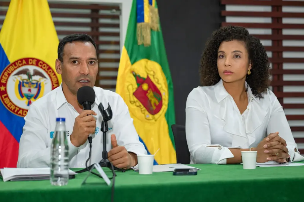 El ministro de Defensa, Pedro Sánchez, y la gobernadora de Chocó, Nubia Carolina Córdoba.