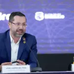 El ministro de Vivienda, Jaime Andrés Beltrán, pide disculpas por su viaje a Santa Marta, pero asegura que no ha abandonado la atención del terremoto