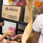 Video: little girl moved the volunteers for the earthquake after bringing her piggy bank full of coins