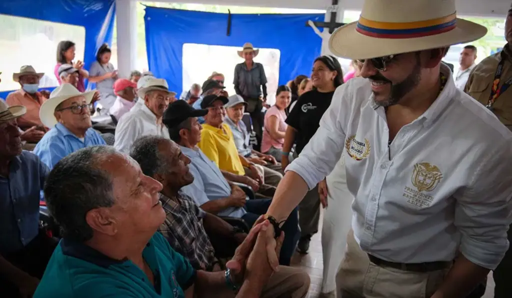 Presidente Abelardo De La Espriella dona su primer sueldo a hogares geriátricos.