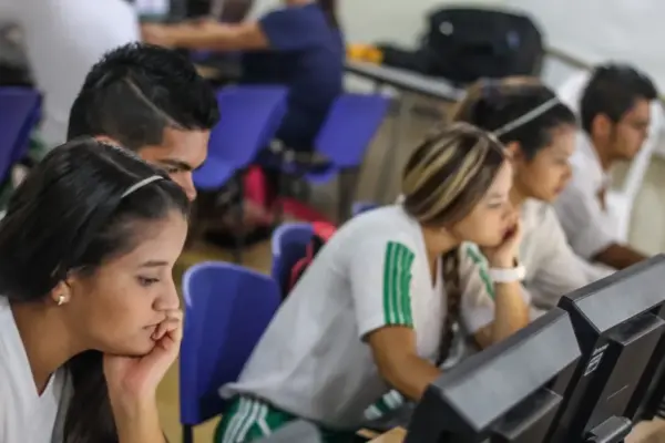 Seven out of 10 people in Colombia's workforce never reached higher education: most only have a high school diploma