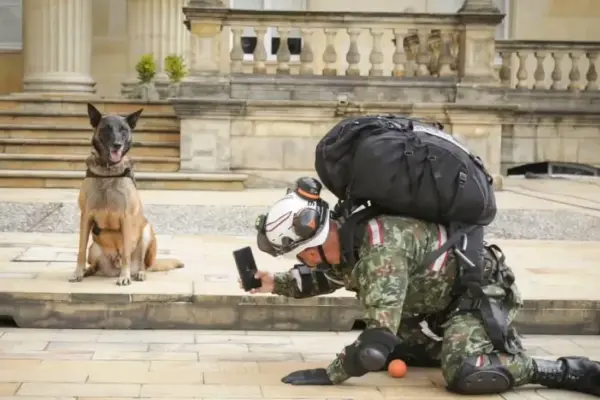 Urko, el perro que se despide del Ejército y se va a casa con su guía después de siete años de rescates