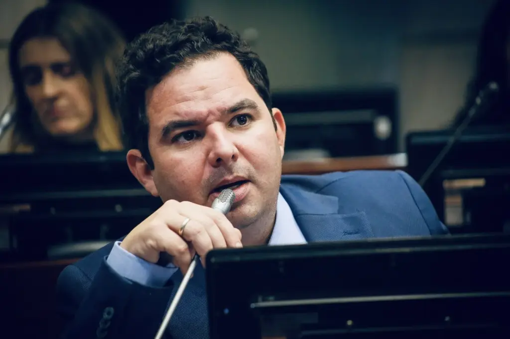 Senador, Carlos Meisel.