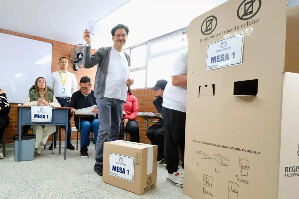 El senador Iván Cepeda votando en la consulta presidencial del Pacto Histórico.