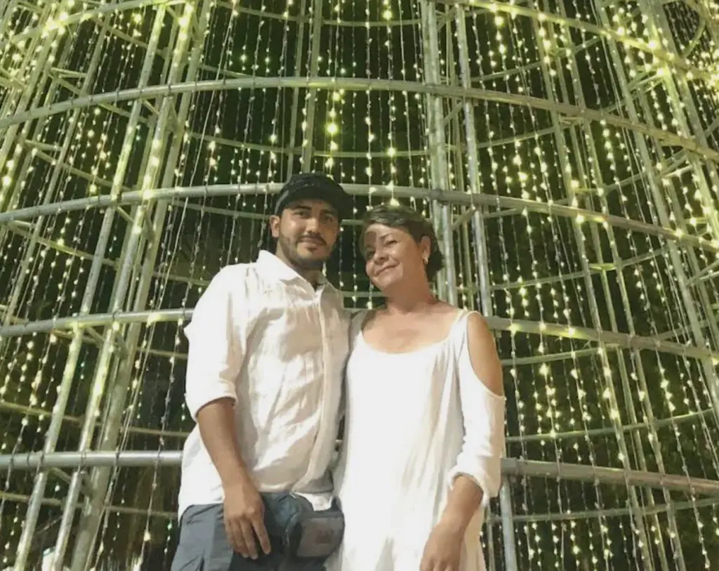 Andrés Camilo Peláez junto a su madre, Claudia Yepes.