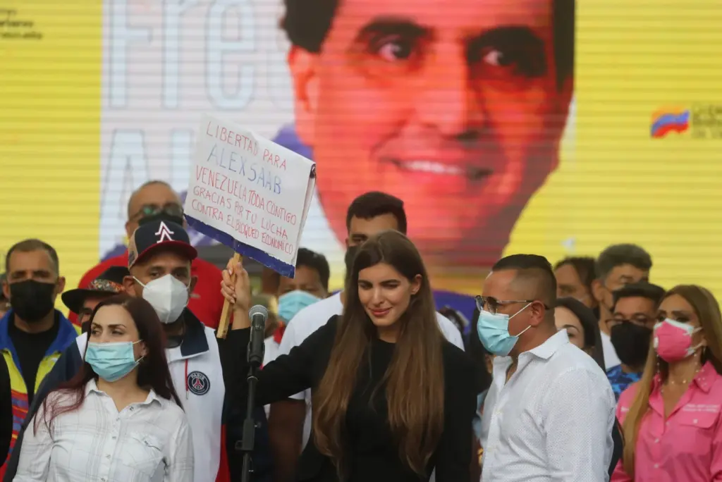 Camila Fabri, esposa de Álex Saab, pidió ayer desde la Plaza Bolívar de Caracas que el ‘diplomático’ sea liberado.