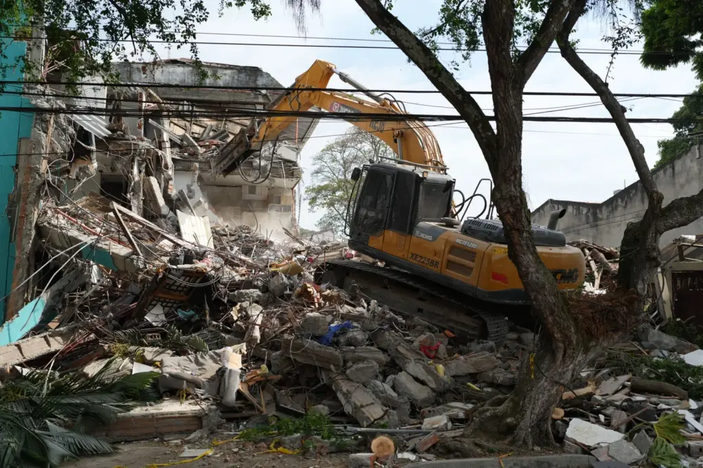 Avanza la demolición de edificios afectados por el terremoto en Cali