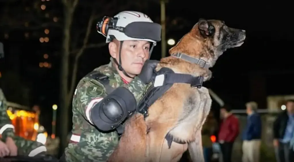 Urko junto a su guía.