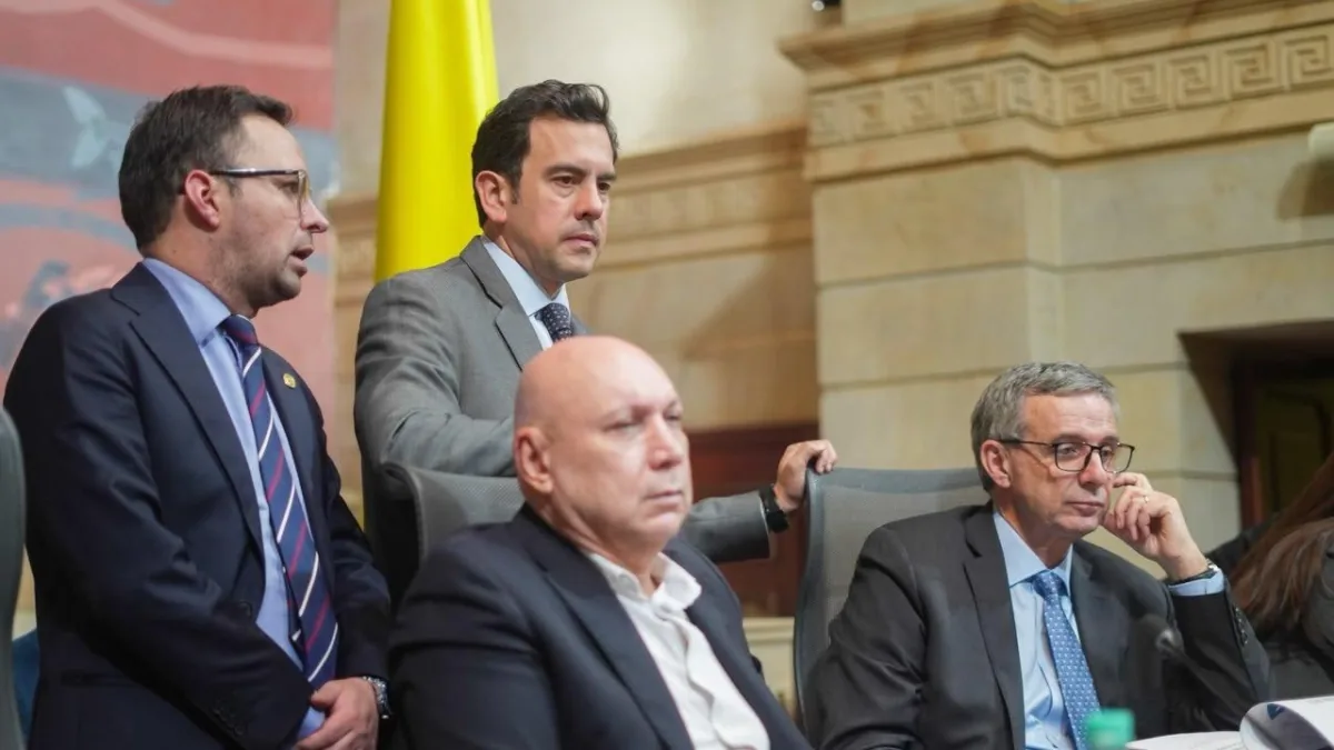 El refuerzo para Abelardo De La Espriella en el Congreso y el plan de la Cancillería con los pasaportes / En Secreto