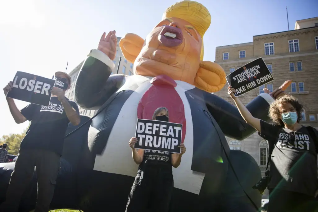 Trump llega a elecciones legislativas con números en rojo: demócratas aventajan a republicanos por 8 puntos y ganan terreno entre jóvenes y latinos