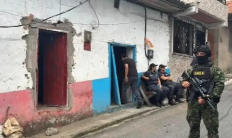 Equipos del CTI allanaron y adelantaron labores forenses en la vivienda de interés en San Andrés de Cuerquia.