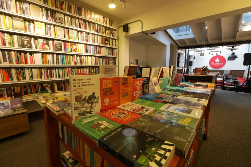 Librería Ficciones- bar de libros, en Chapinero, en Bogotá, cumple su segundo aniversario. En la imagen su fundadora, Consuelo Gaitán.