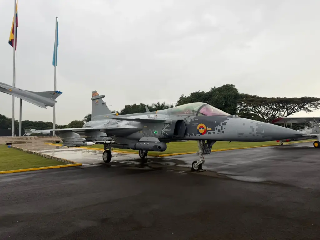 La maqueta de uno de los 17 aviones de combate Gripen.